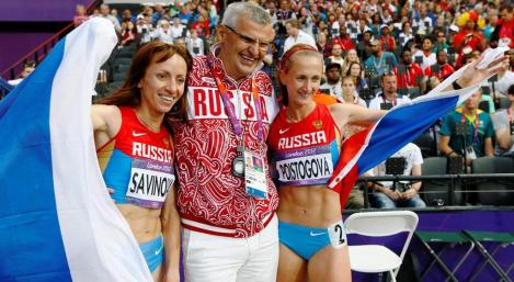 Las atletas rusas Mariya Savinova (i) y Ekaterina Poistogova, junto a su entrenador, Vladimir Kazarin, mientras celebran sun primer y tercer puesto, respectivamente, tras la final femenina de los 800m en Los Juegos Olímpicos de Londres 2012, Reino Unido. Foto: EFE